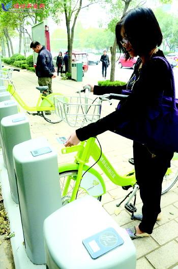 市民在站點刷卡取車。記者 殷夢