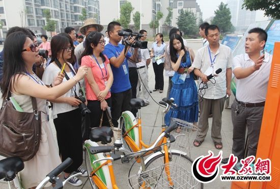 西線采訪團采訪了薛城區(qū)城市公共自行車服務(wù)系統(tǒng)，工作人員向記者們講解公共自行車的詳細情況。 記者 郭豪 攝。