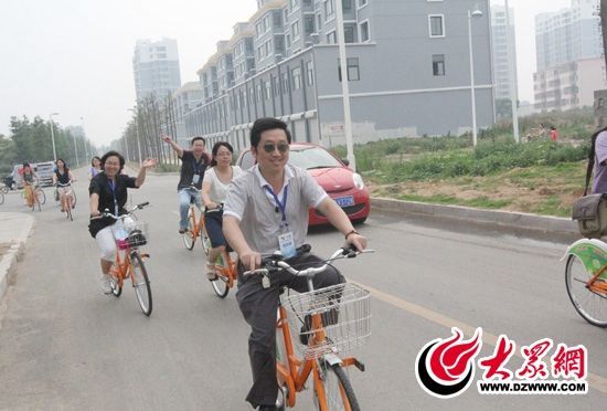 記者們騎上公共自行車，感受到城市公共自行車的便捷和樂趣。 記者 郭豪 攝。