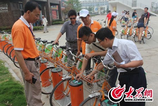 采訪團記者做好準備體驗公共自行車。 記者 郭豪 攝。